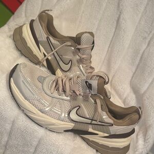 Nike Cream Sneakers Mesh Lace-Up Design